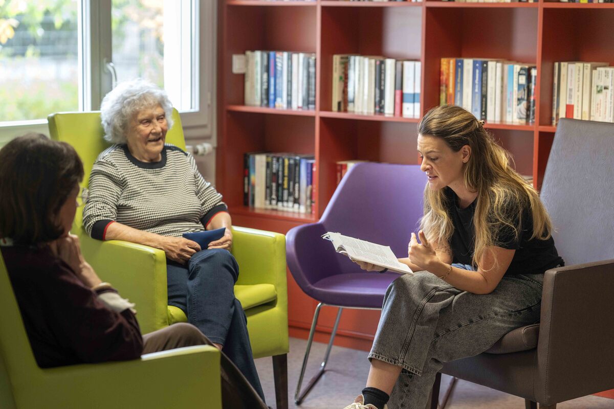 Image de fond de Apporter du bonheur à nos aînés isolés grâce à la lecture