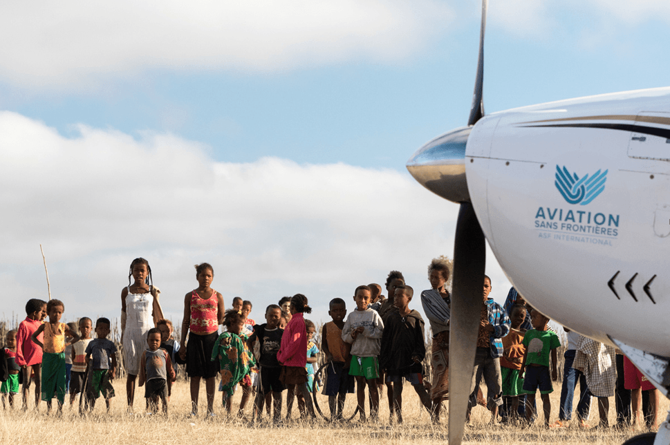 Image de fond de Favoriser l'accès au soin grâce à l'Avion-Hôpital dans le monde