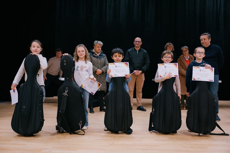 Les jeunes Démos de première année reçoivent leurs instruments ! update