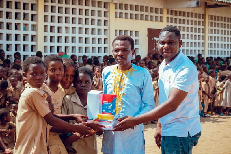 Remise de kits scolaires pour encourager les élèves sur leurs actions de tri dans les écoles au Togo update